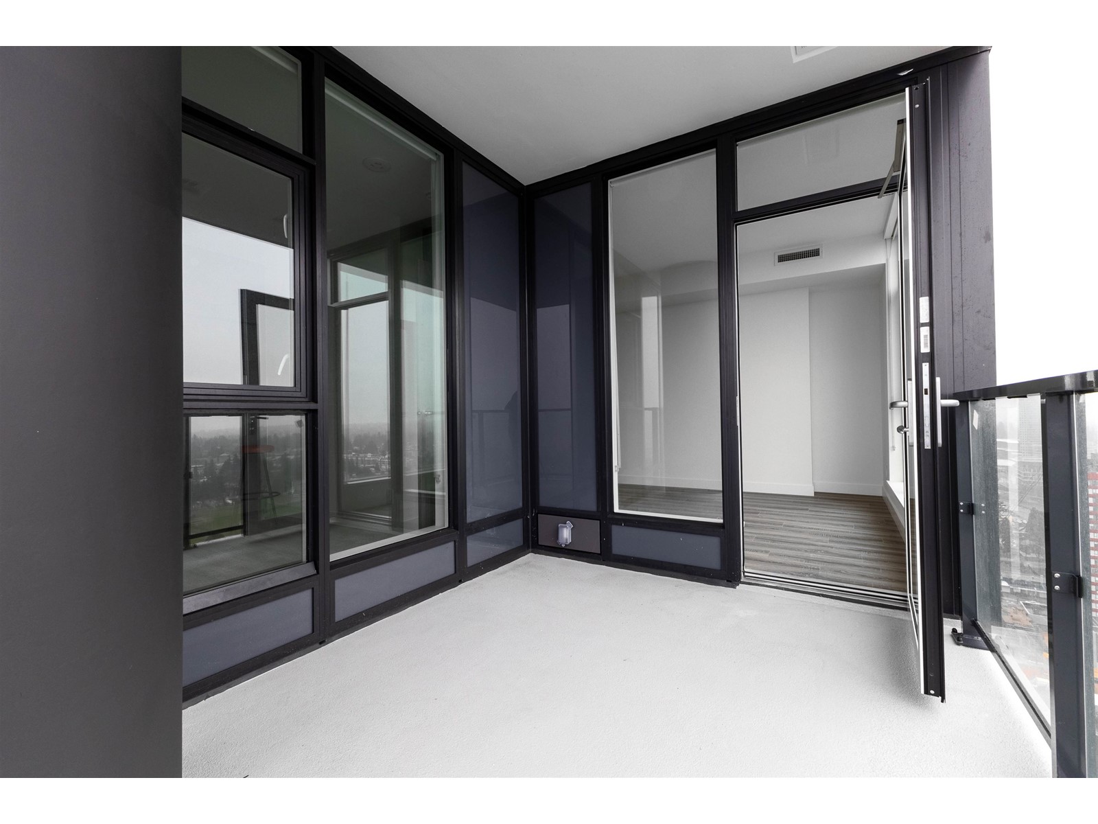 2708 10750 135a Street, Surrey, British Columbia  V3T 0V4 - Photo 5 - R2977436