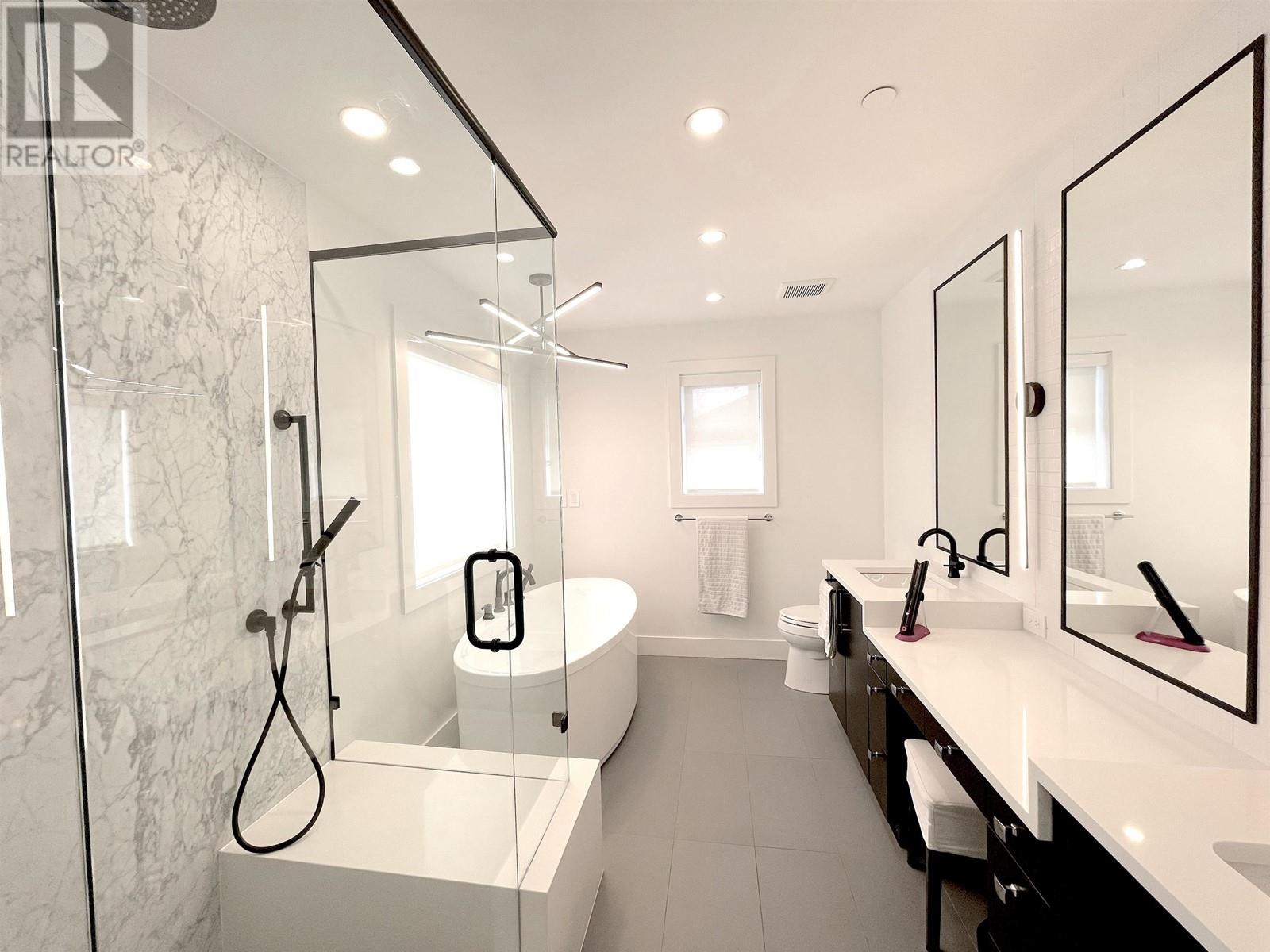 Listing Picture 14 of 40 : 1633 SE MARINE DRIVE, Vancouver / 溫哥華 - 魯藝地產 Yvonne Lu Group - MLS Medallion Club Member