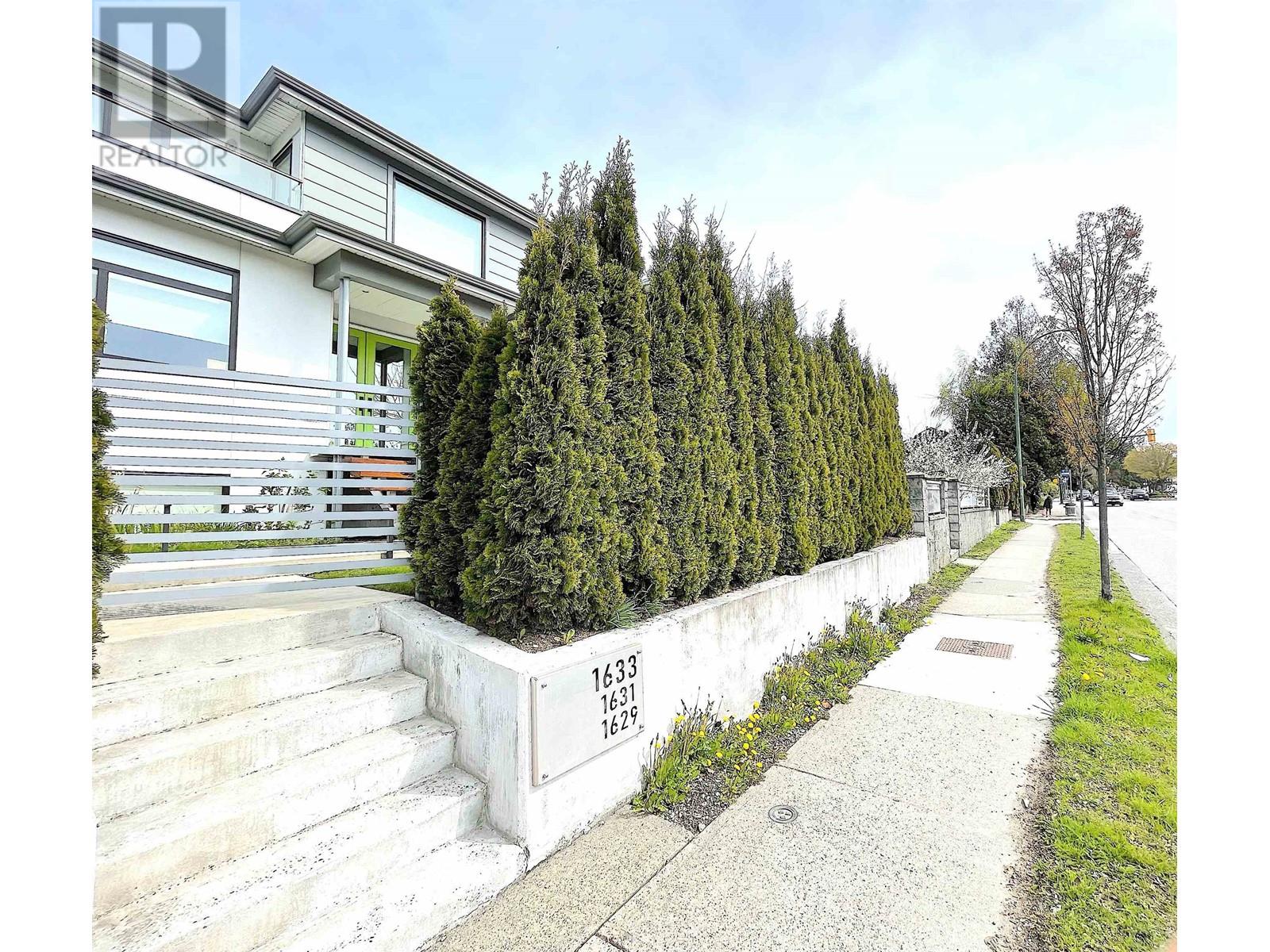 Listing Picture 3 of 40 : 1633 SE MARINE DRIVE, Vancouver / 溫哥華 - 魯藝地產 Yvonne Lu Group - MLS Medallion Club Member