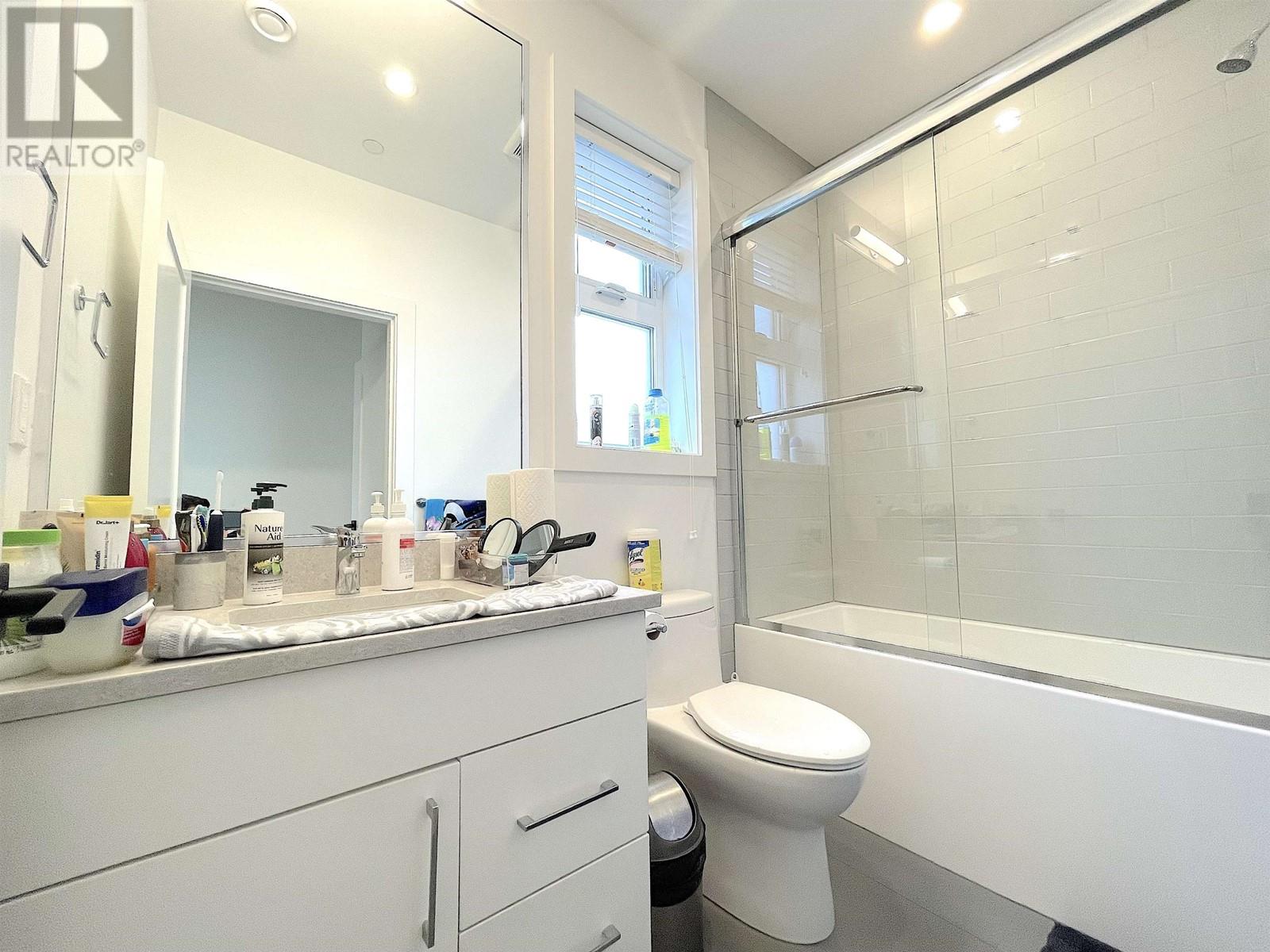 Listing Picture 26 of 40 : 1633 SE MARINE DRIVE, Vancouver / 溫哥華 - 魯藝地產 Yvonne Lu Group - MLS Medallion Club Member