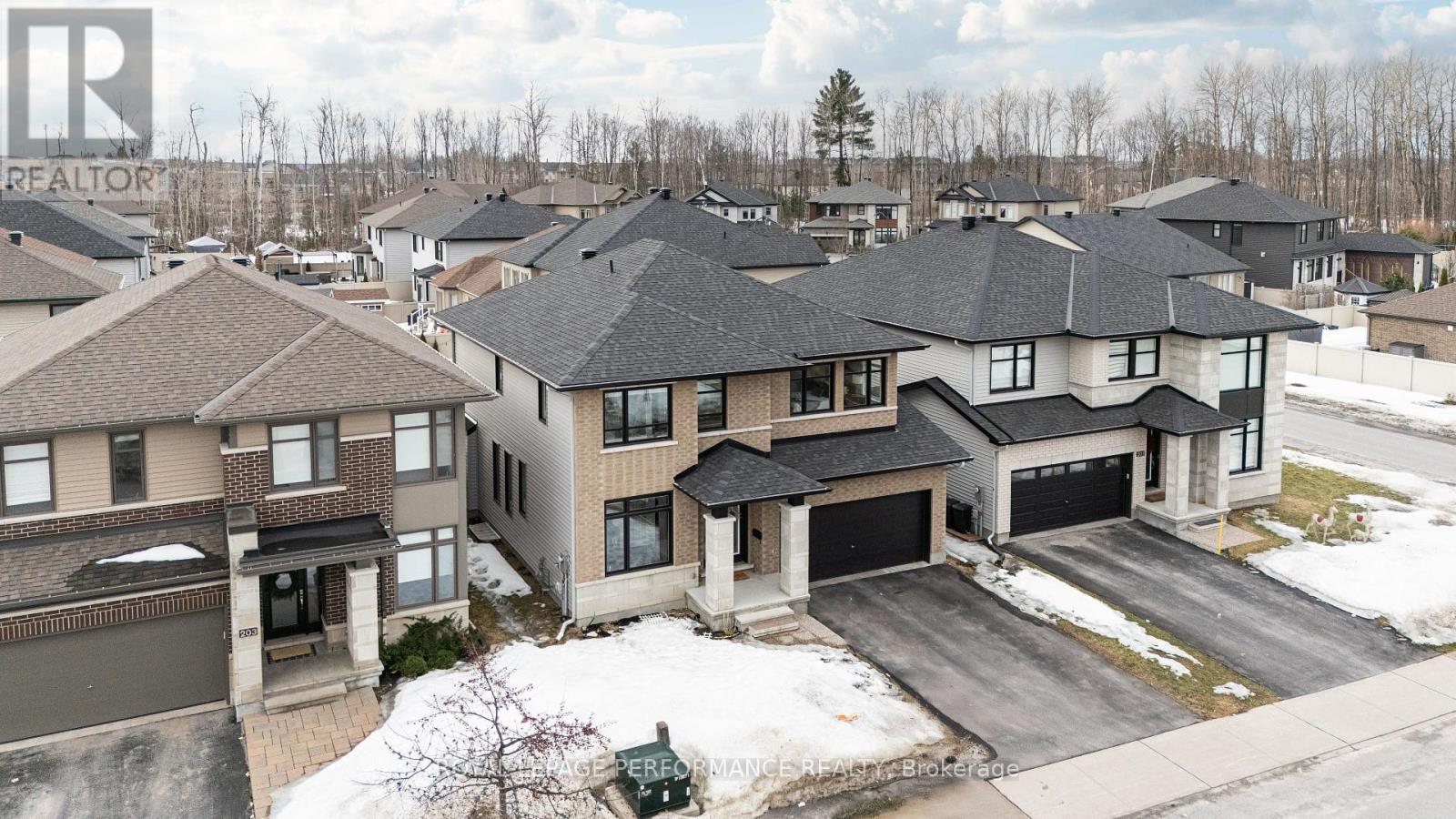 Property at 205 SHINLEAF CRESCENT image 4