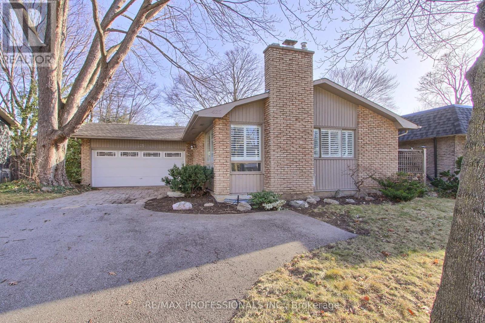 Property at 425 CANTERBURY CRESCENT image 4