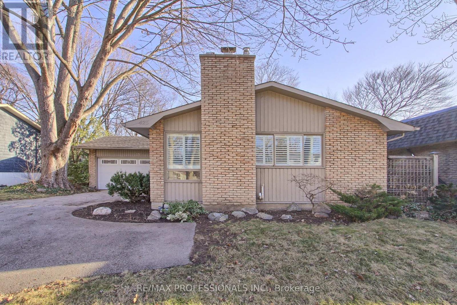Property at 425 CANTERBURY CRESCENT image 5