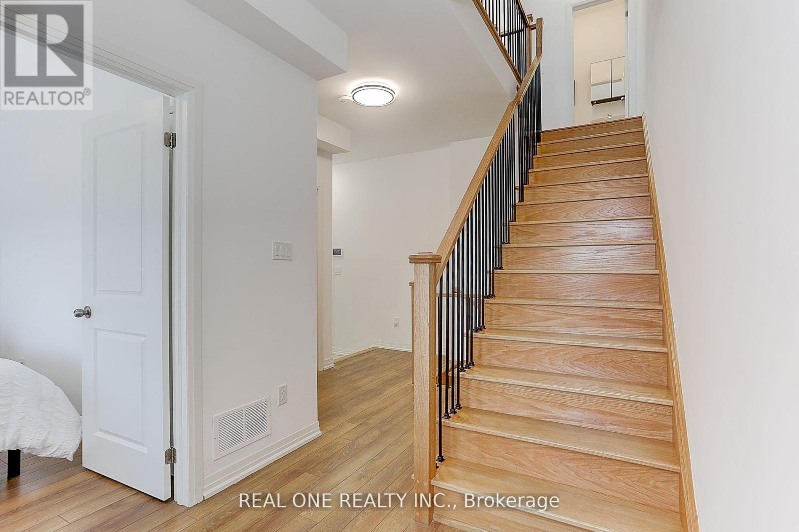 Property at 129 MARKLAND STREET W image 4