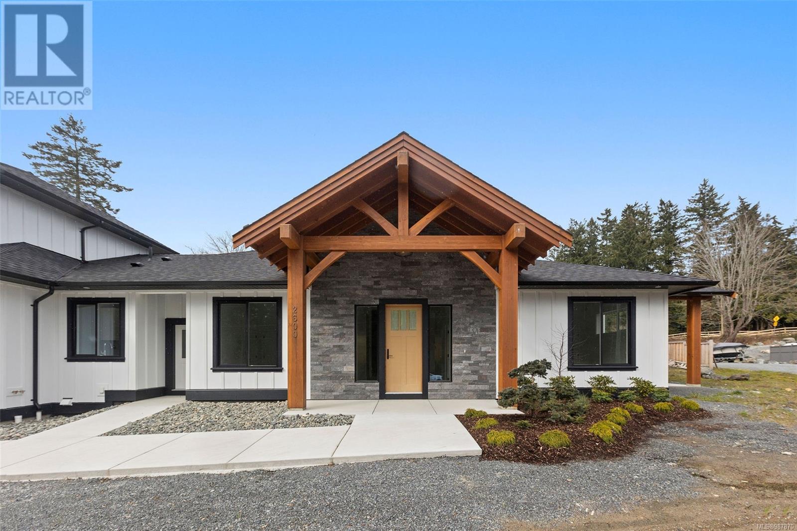 Property at 2600 Craven Cres image 2