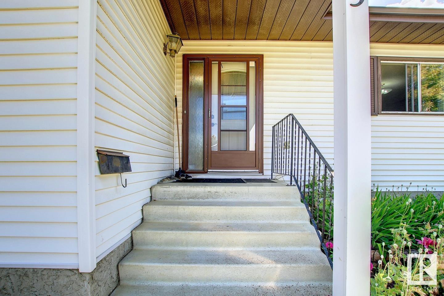 Property at 9233 154 ST NW image 4