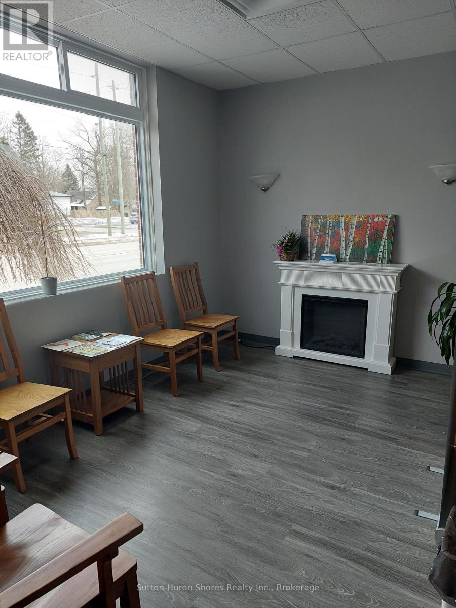 662 Gustavus Street, Saugeen Shores, Ontario  N0H 2C0 - Photo 3 - X12035971