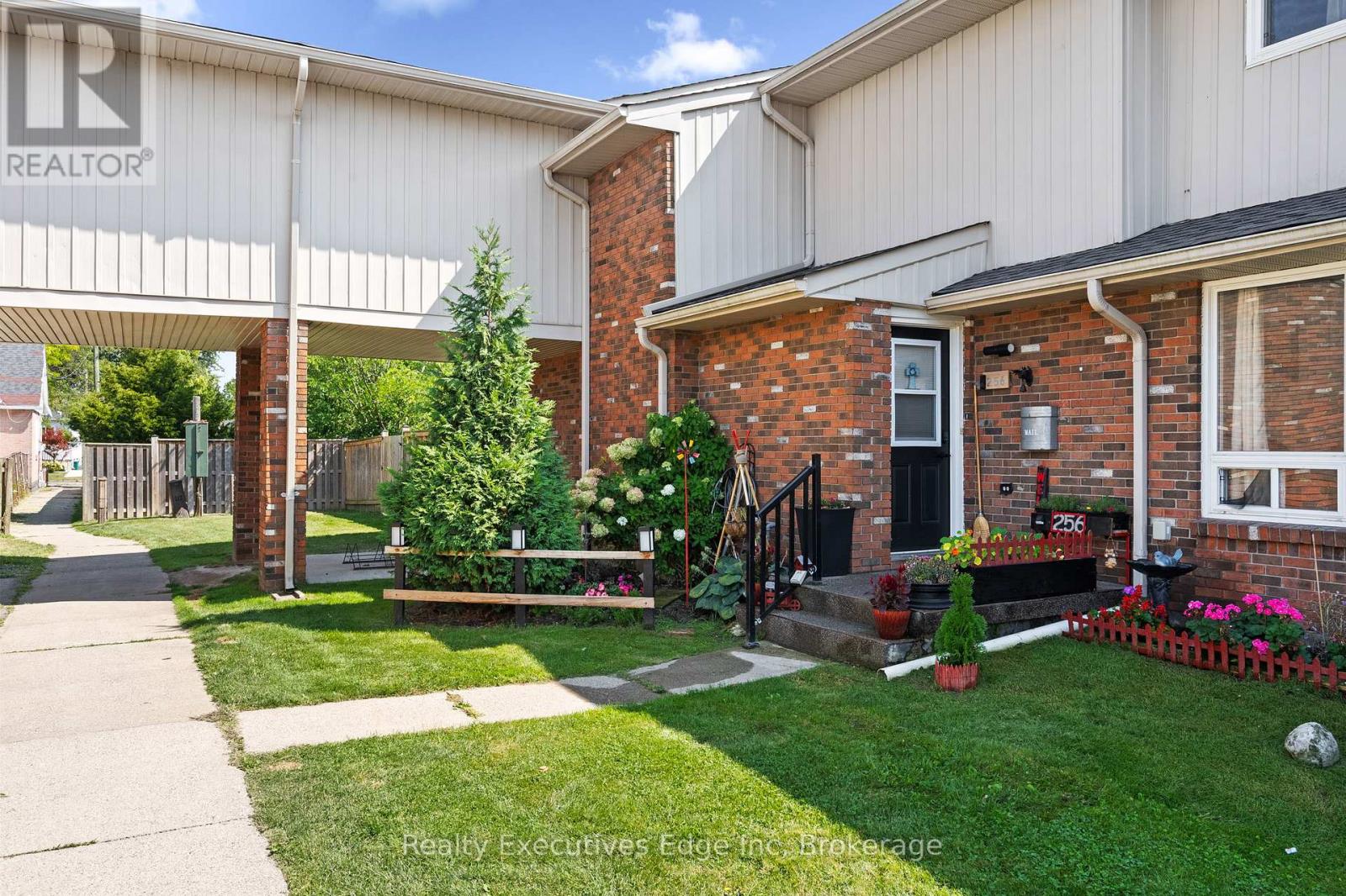 256 - 100 BROWNLEIGH AVENUE, Welland, Ontario