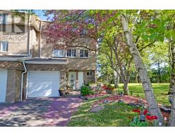 22 HENDERSON DRIVE, Aurora, Ontario