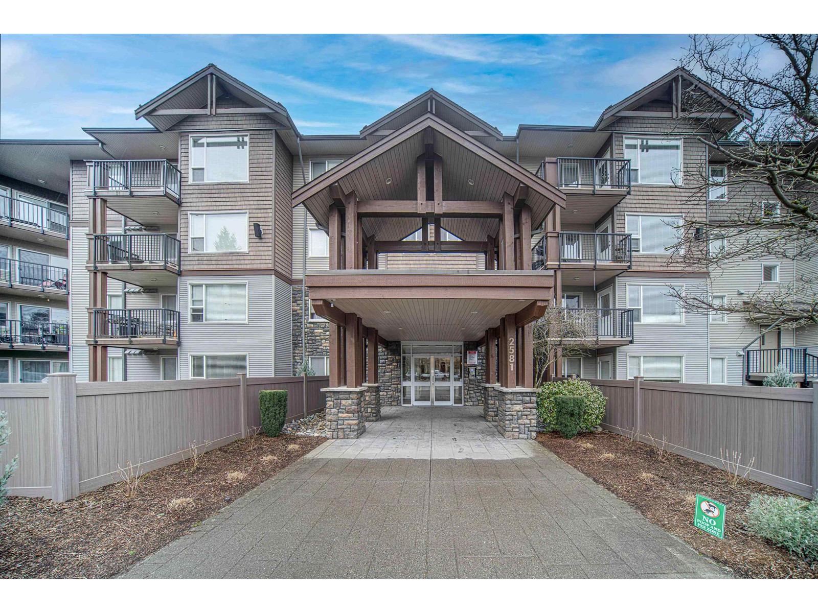 302 2581 Langdon Street, Abbotsford, British Columbia  V2T 7A3 - Photo 1 - R2980083