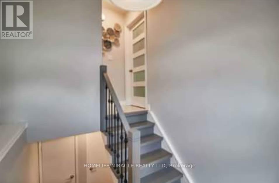 Property at 230 TAUNTON ROAD W image 4