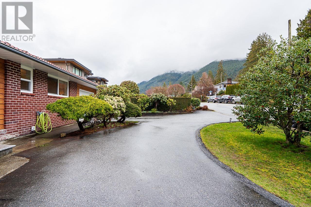 4379 Ranger Avenue, North Vancouver, British Columbia  V7R 3L1 - Photo 2 - R2978404