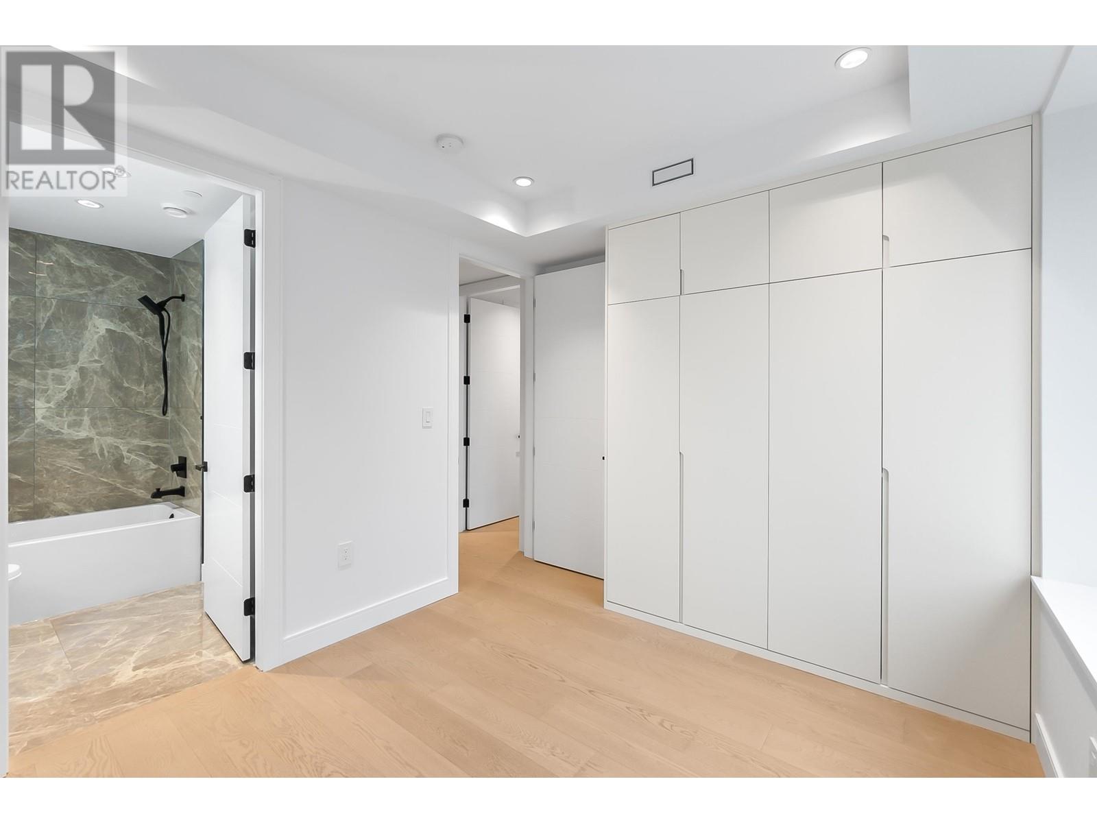 Listing Picture 21 of 34 : 2 930 E 10TH AVENUE, Vancouver / 溫哥華 - 魯藝地產 Yvonne Lu Group - MLS Medallion Club Member