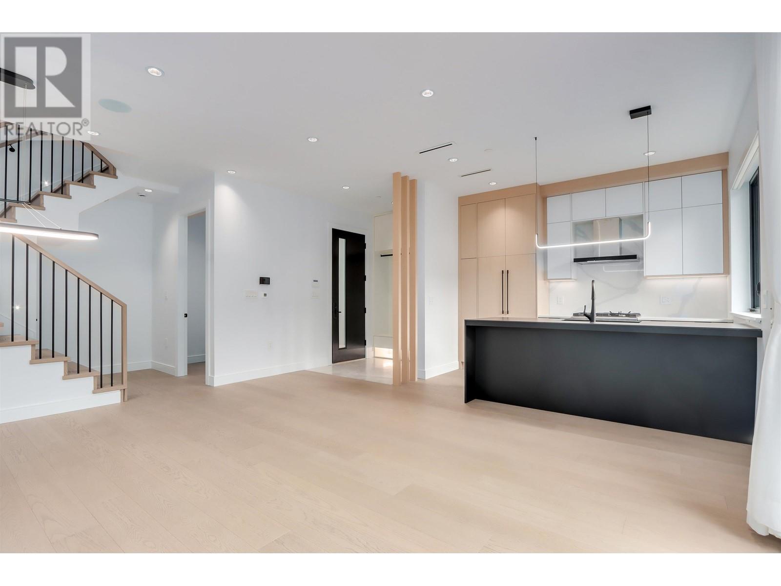 Listing Picture 7 of 34 : 2 930 E 10TH AVENUE, Vancouver / 溫哥華 - 魯藝地產 Yvonne Lu Group - MLS Medallion Club Member