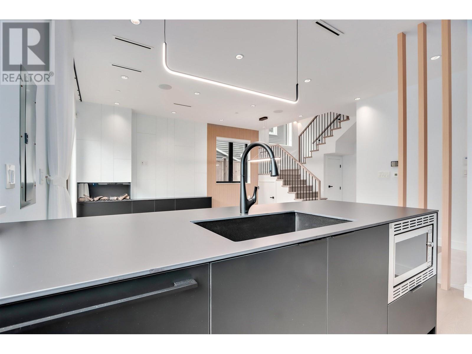 Listing Picture 10 of 34 : 2 930 E 10TH AVENUE, Vancouver / 溫哥華 - 魯藝地產 Yvonne Lu Group - MLS Medallion Club Member