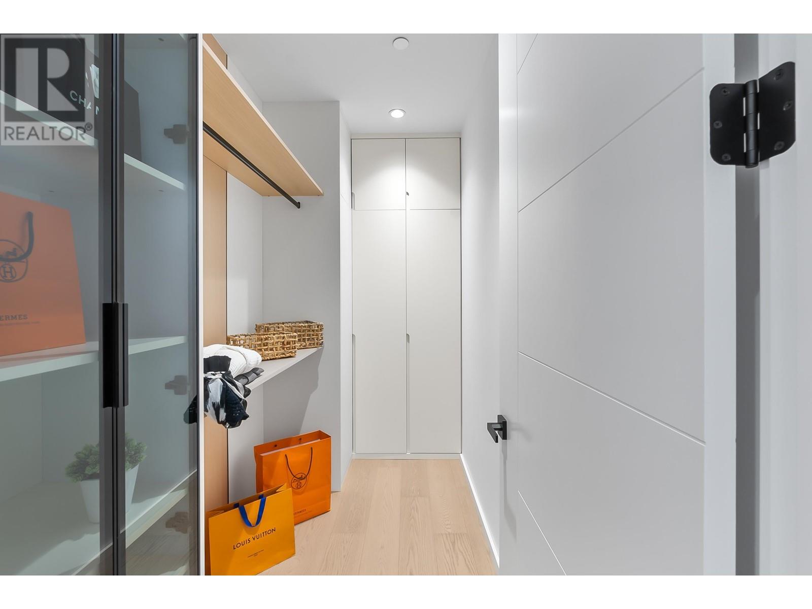 Listing Picture 20 of 34 : 2 930 E 10TH AVENUE, Vancouver / 溫哥華 - 魯藝地產 Yvonne Lu Group - MLS Medallion Club Member