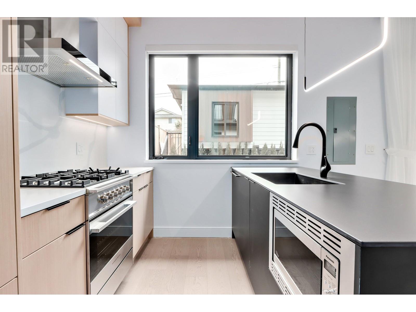 Listing Picture 9 of 34 : 2 930 E 10TH AVENUE, Vancouver / 溫哥華 - 魯藝地產 Yvonne Lu Group - MLS Medallion Club Member