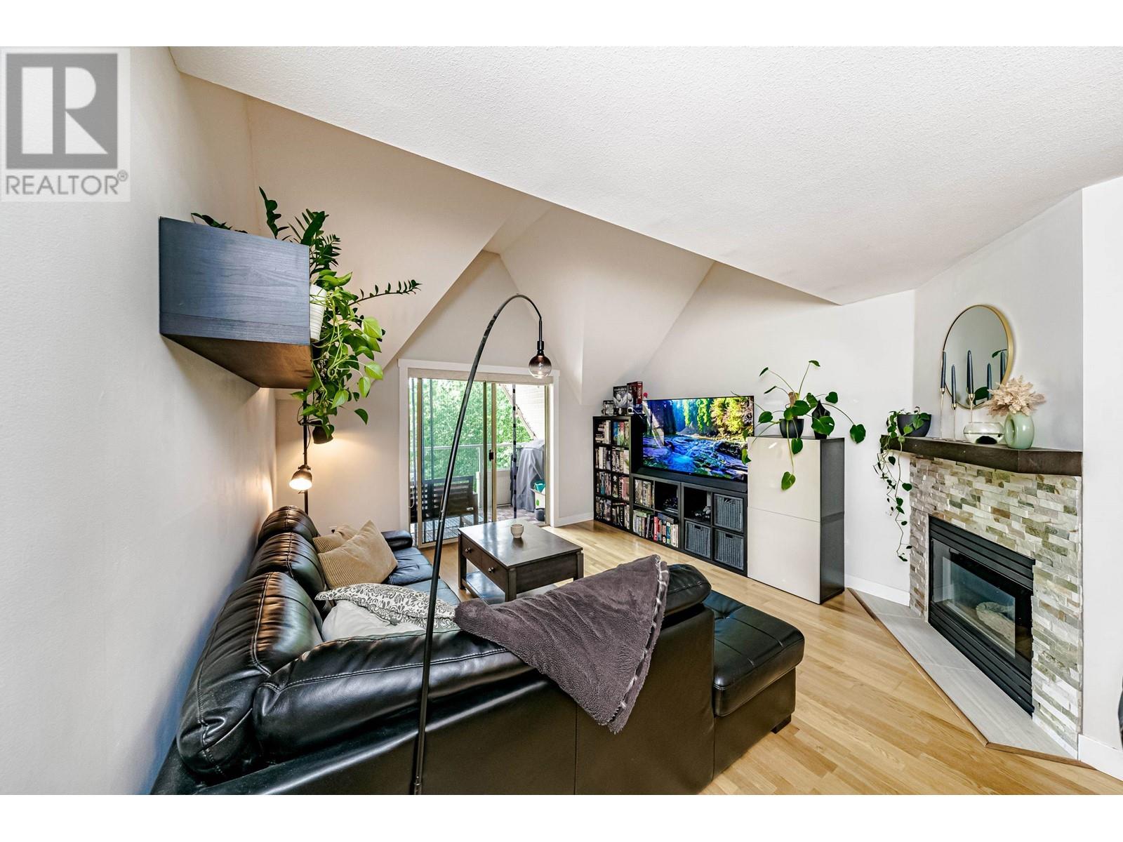 302 19241 Ford Road, Pitt Meadows, British Columbia  V3Y 2N4 - Photo 2 - R2970581