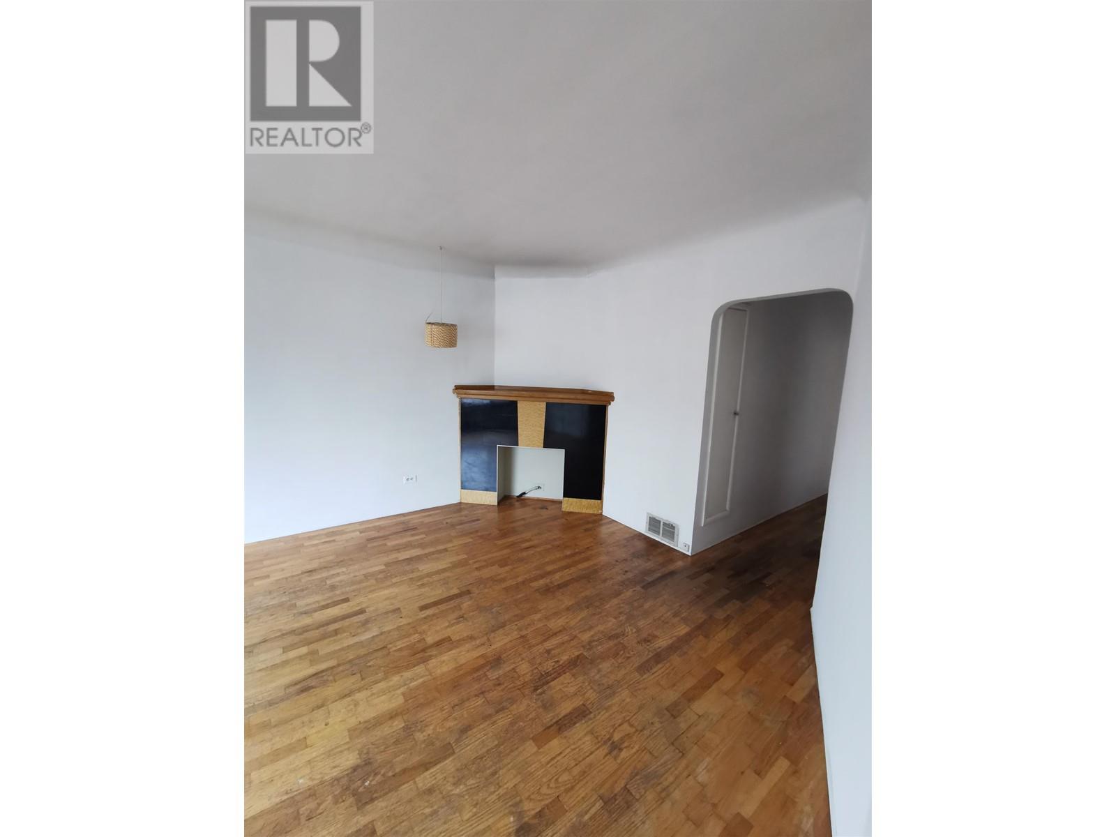 Listing Picture 3 of 12 : 240 E 20TH AVENUE, Vancouver / 溫哥華 - 魯藝地產 Yvonne Lu Group - MLS Medallion Club Member