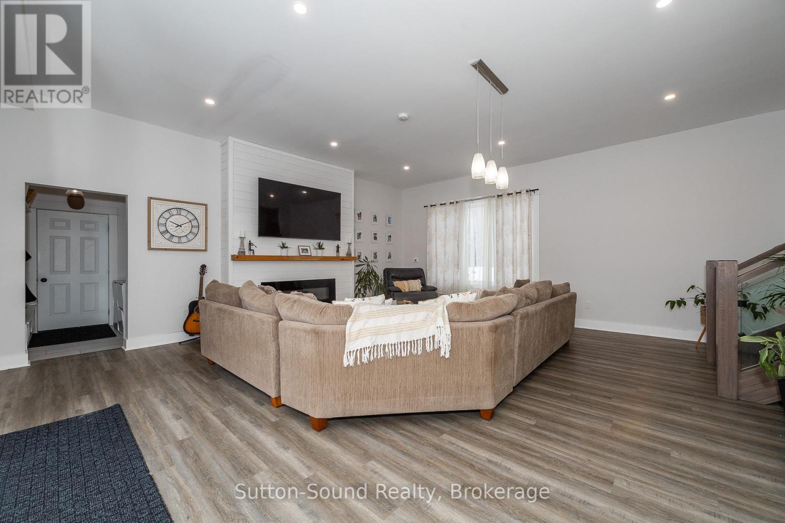 875 27th Street W, Georgian Bluffs, Ontario  N4K 6V5 - Photo 17 - X12037161