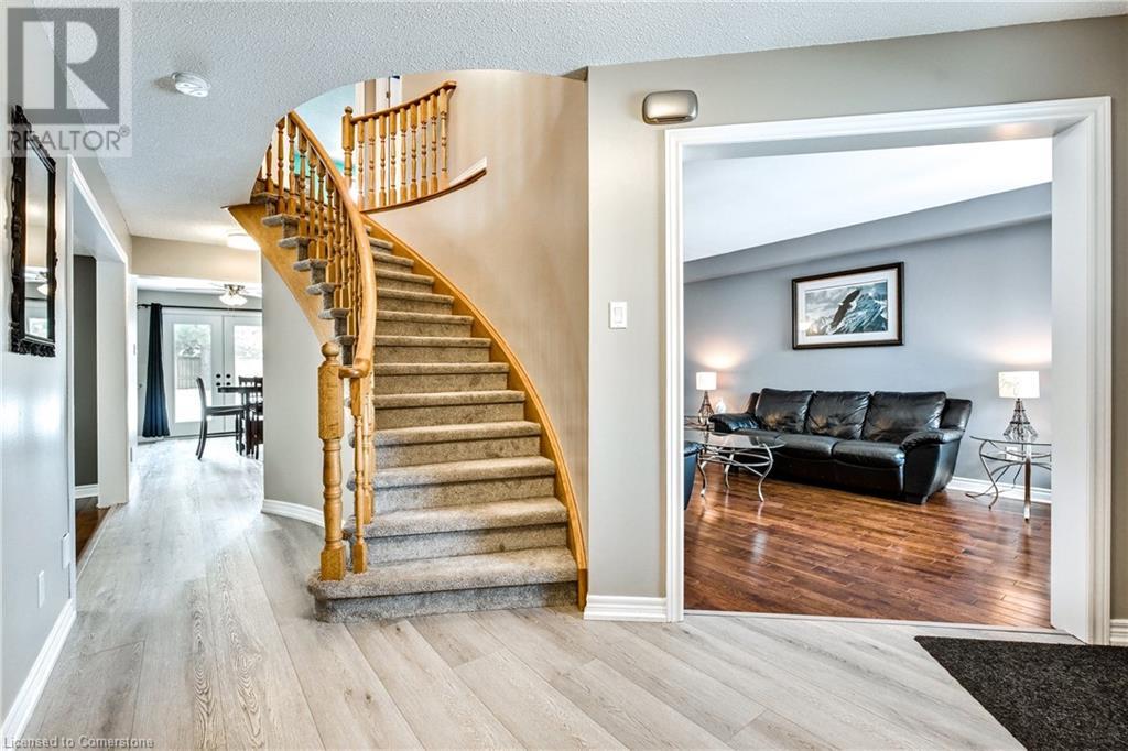 Property at 5 CHATSWORTH Crescent image 4
