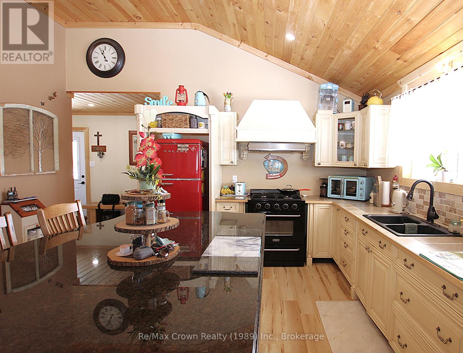 303 Clear Lake Road, Parry Sound Remote Area, Ontario  P0H 1A0 - Photo 11 - X12036671