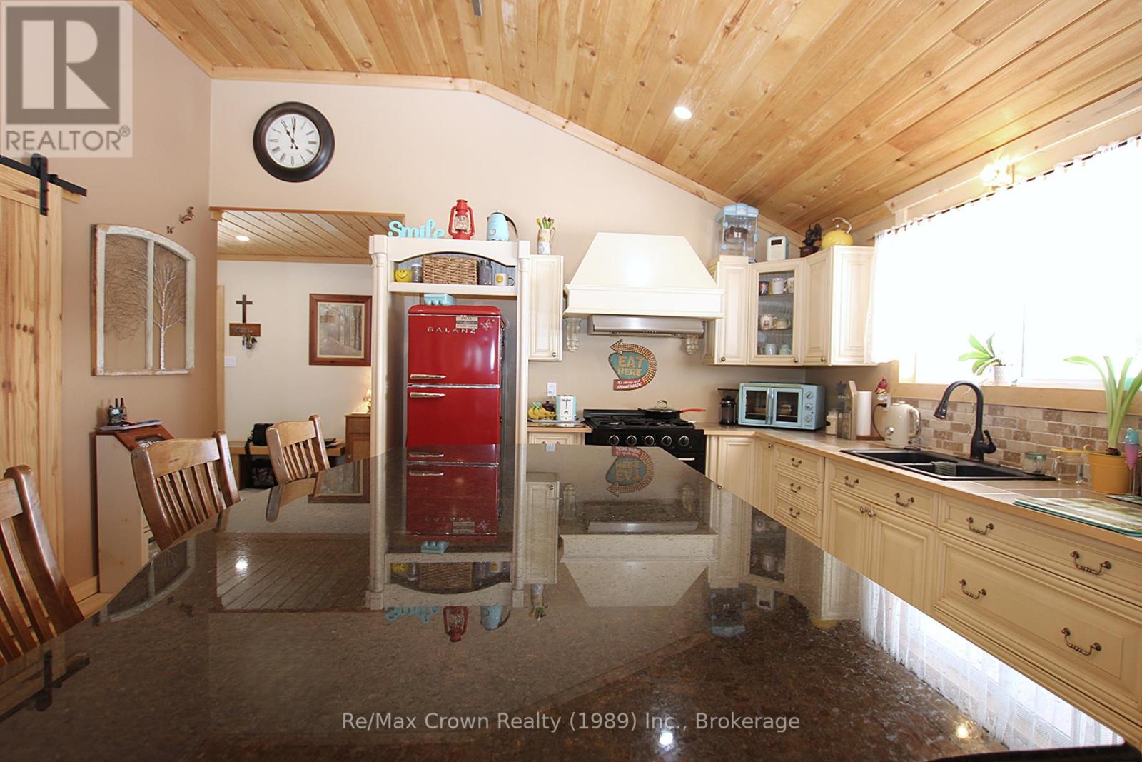 303 Clear Lake Road, Parry Sound Remote Area, Ontario  P0H 1A0 - Photo 13 - X12036671