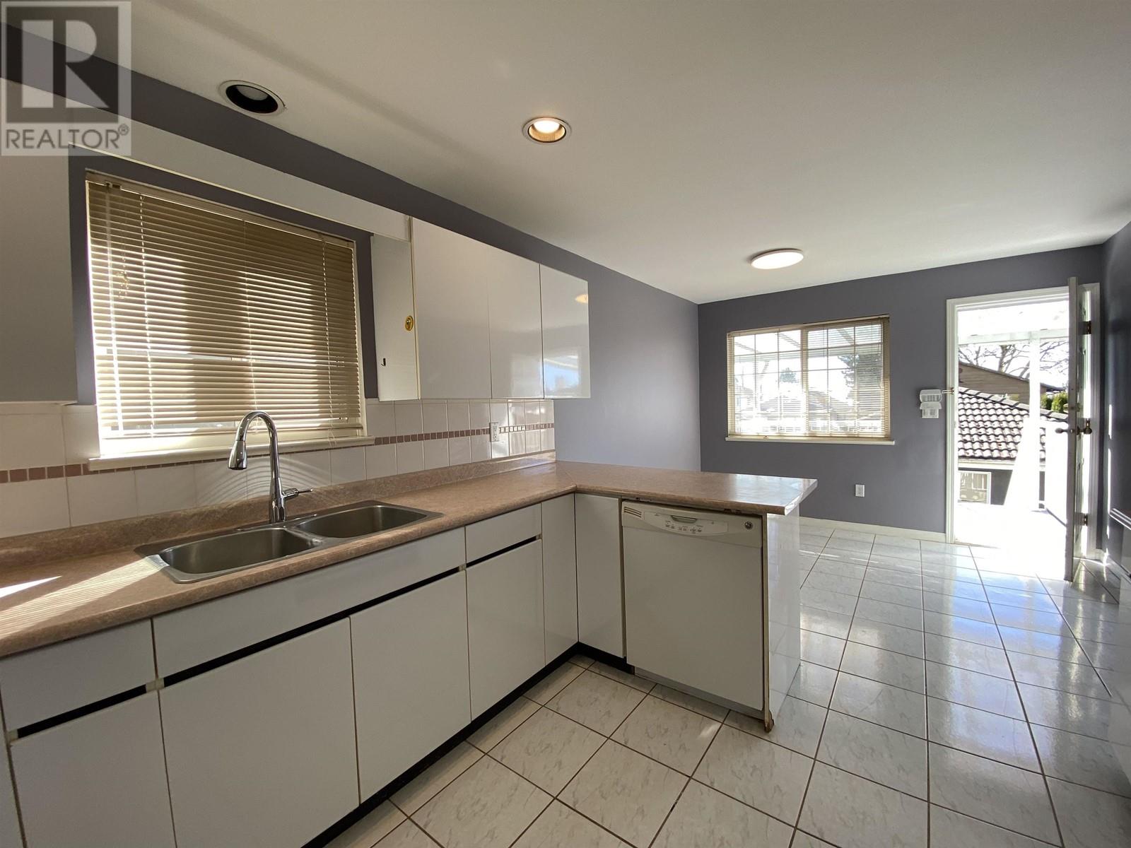 2 Bed Suite 5336 Neville Street, Burnaby, British Columbia  V5J 2H7 - Photo 2 - R2981006