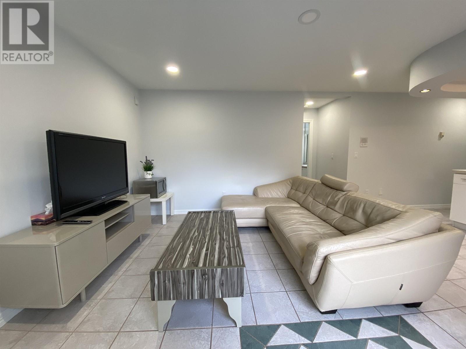 Basement Suite 4362 Victory Street, Burnaby, British Columbia  V6J 1R2 - Photo 3 - R2981009