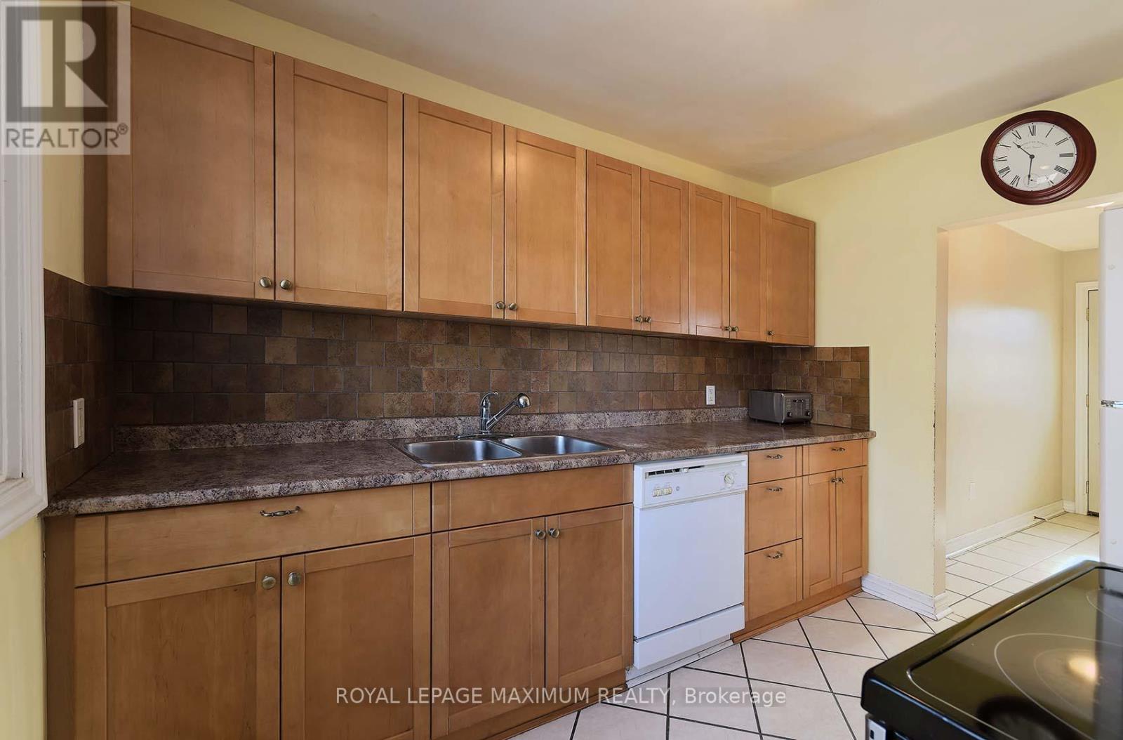 149 Leighland Avenue, Oakville, Ontario  L6H 1B3 - Photo 10 - W12037484