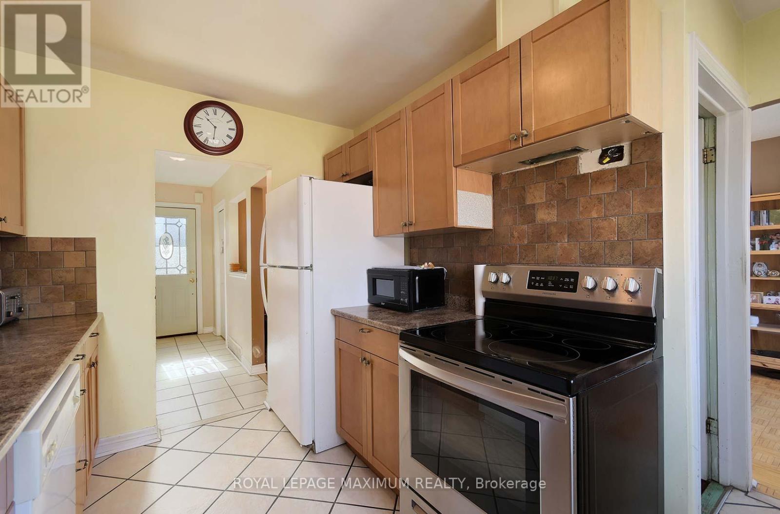 149 Leighland Avenue, Oakville, Ontario  L6H 1B3 - Photo 12 - W12037484