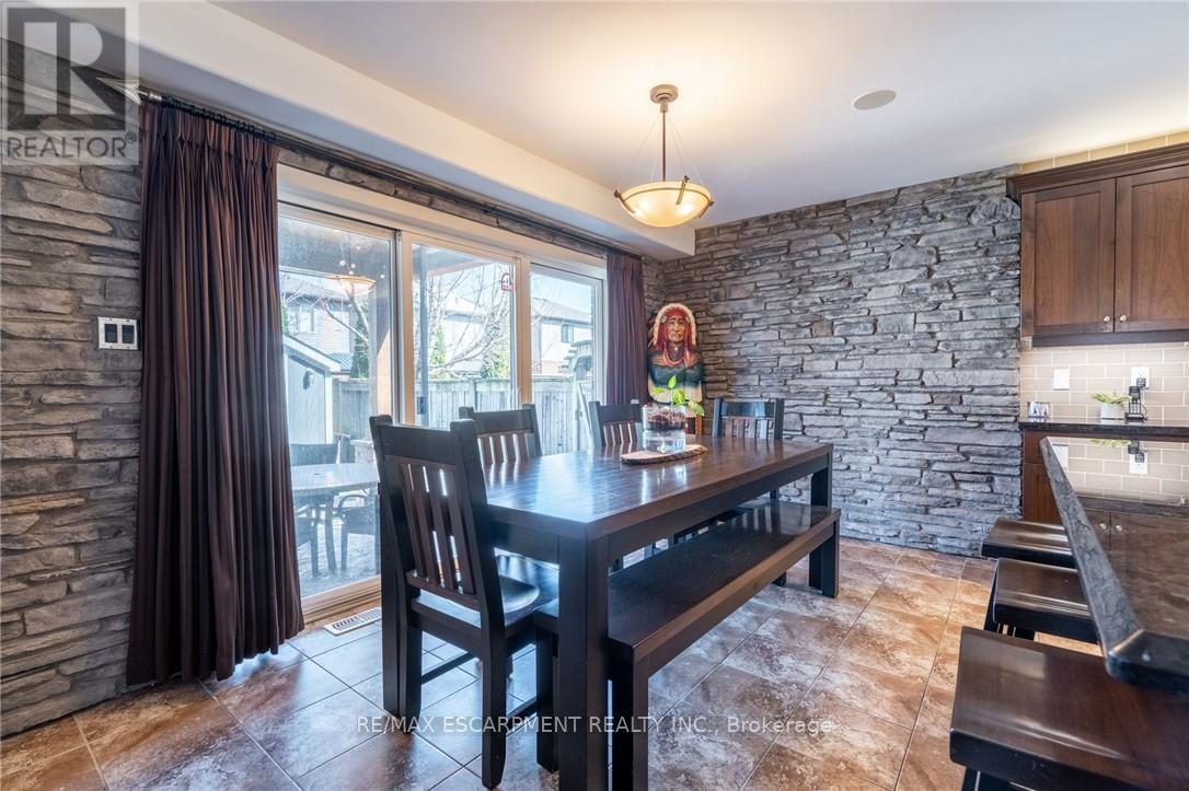 16 Sycamore Crescent, Grimsby, Ontario  L3M 5P7 - Photo 12 - X12037497