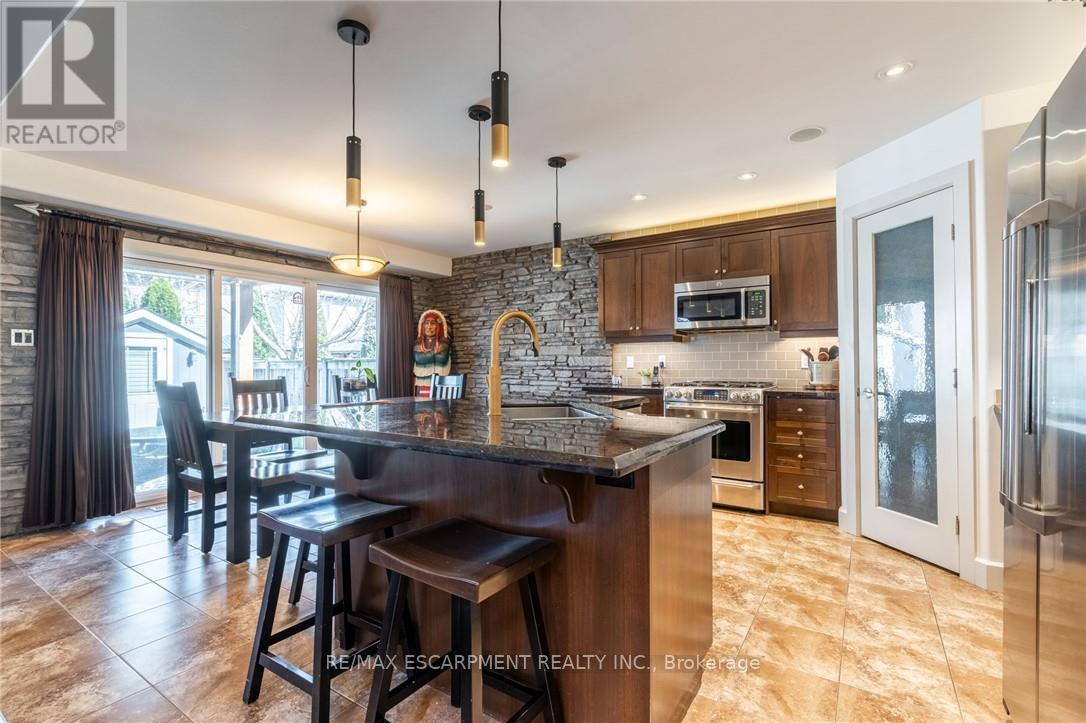 16 Sycamore Crescent, Grimsby, Ontario  L3M 5P7 - Photo 6 - X12037497