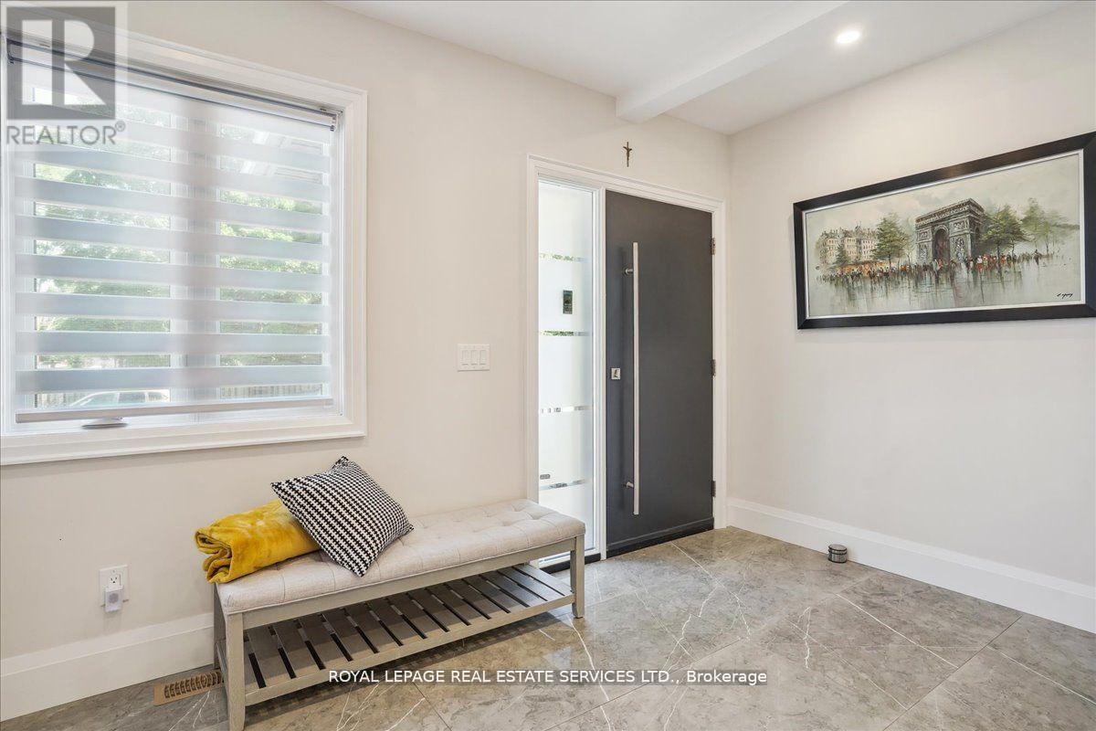 Property at 24 PEEL STREET N image 4