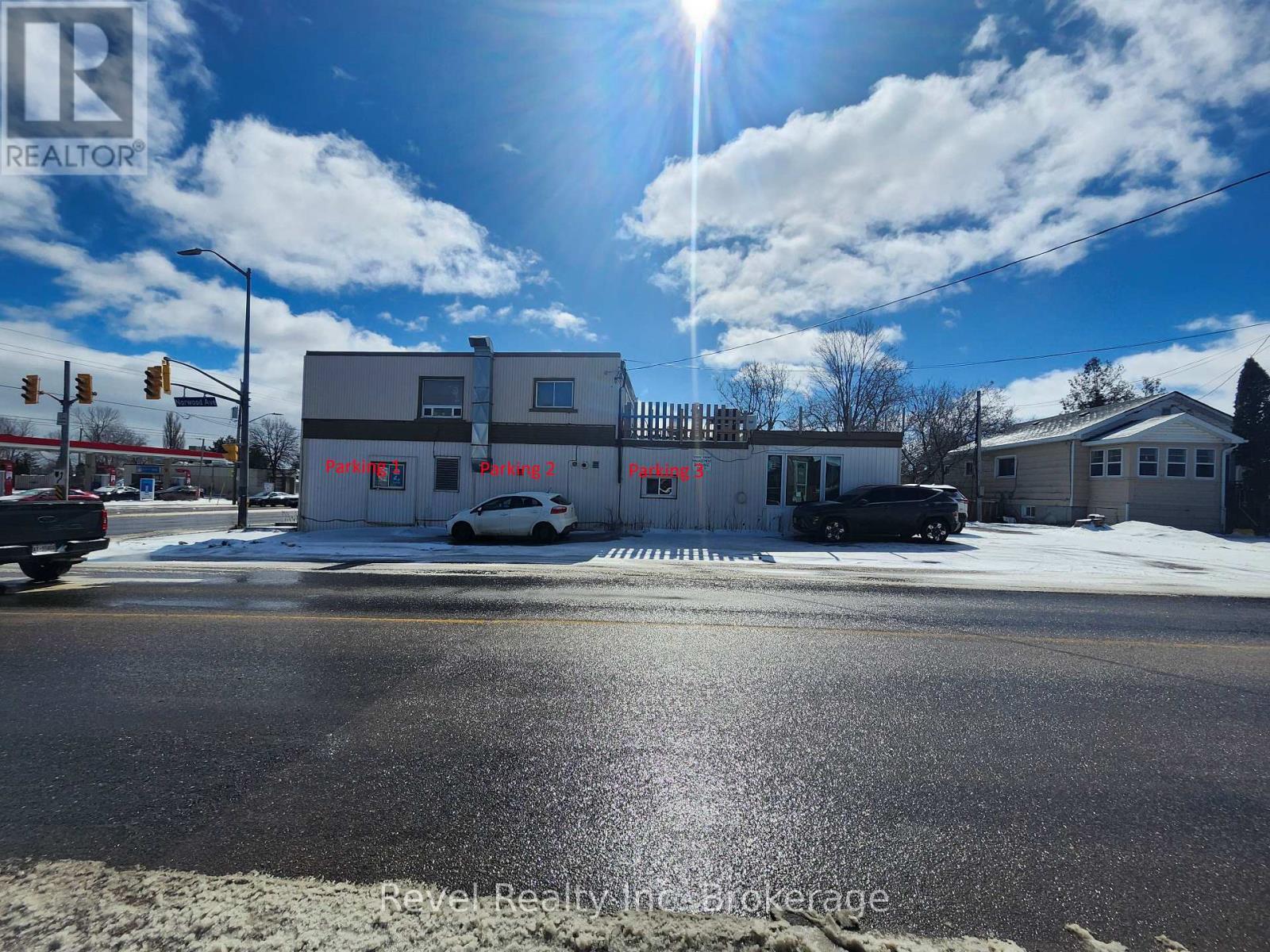 4 - 1009 Algonquin Avenue, North Bay, Ontario  P1B 4X9 - Photo 3 - X12037758
