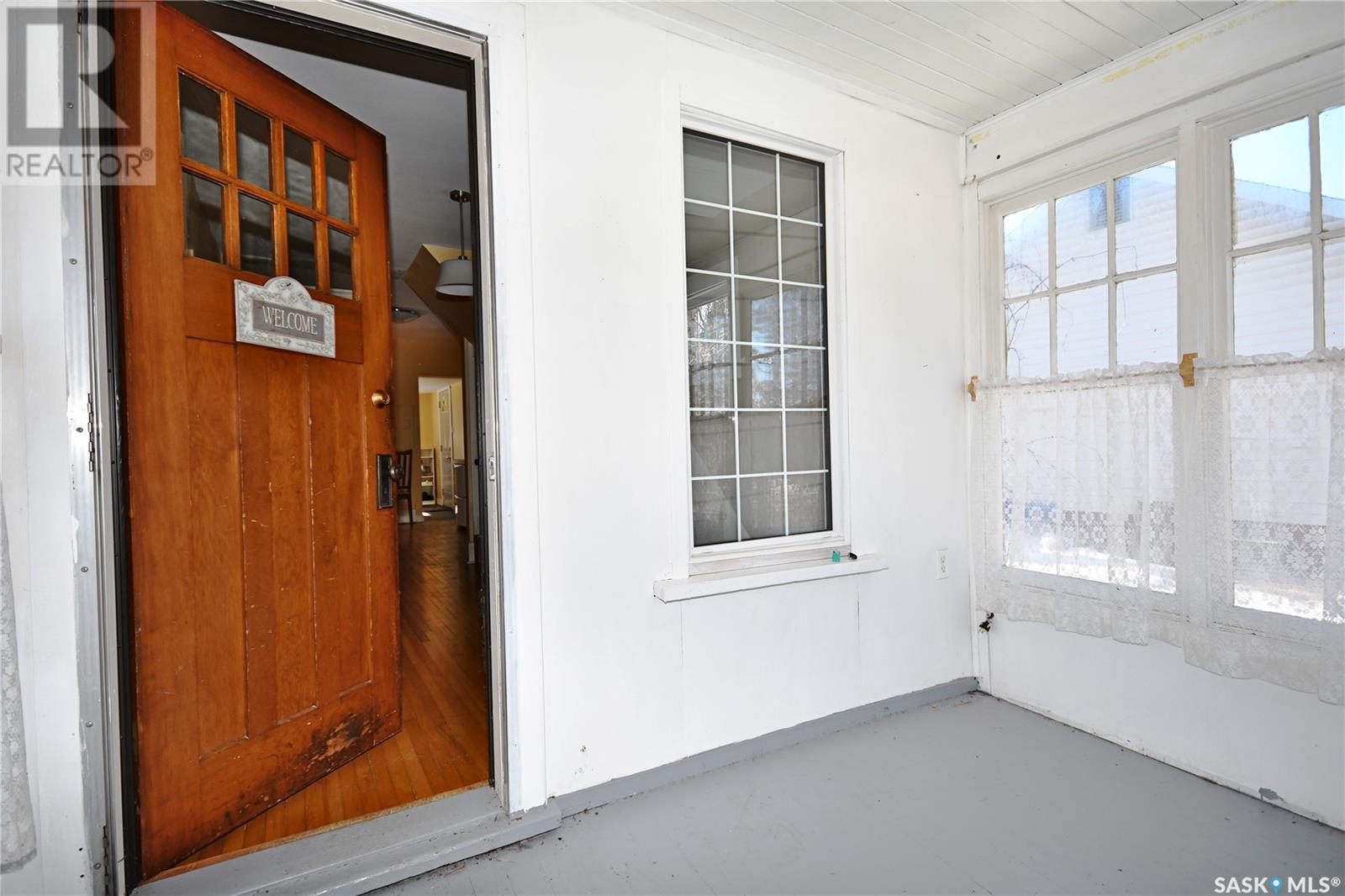 Property at 327 19th STREET E image 4