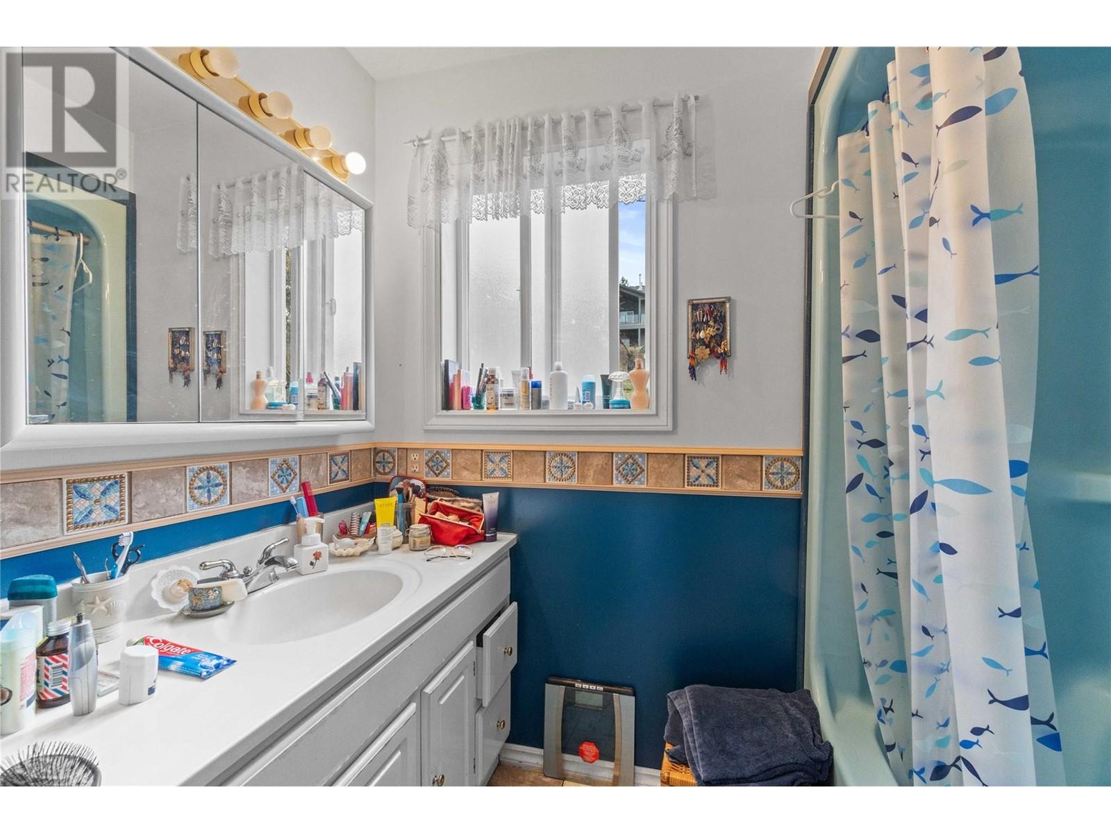 Property at 2580 21 Street NE image 4