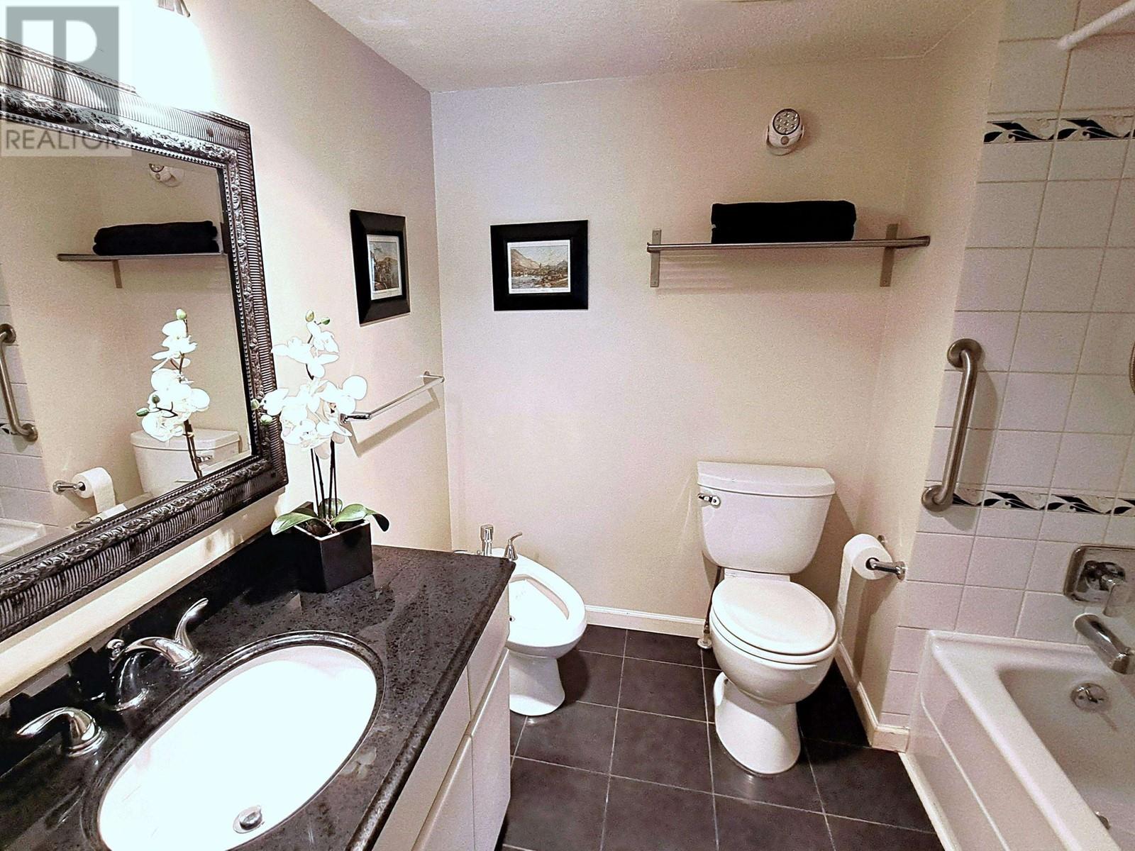 Listing Picture 13 of 23 : #207 865 W 15TH AVENUE, Vancouver / 溫哥華 - 魯藝地產 Yvonne Lu Group - MLS Medallion Club Member