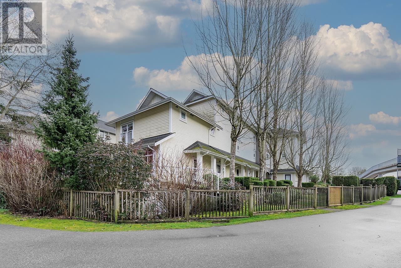 Listing Picture 2 of 26 : 10 6965 HASTINGS STREET, Burnaby / 本拿比 - 魯藝地產 Yvonne Lu Group - MLS Medallion Club Member