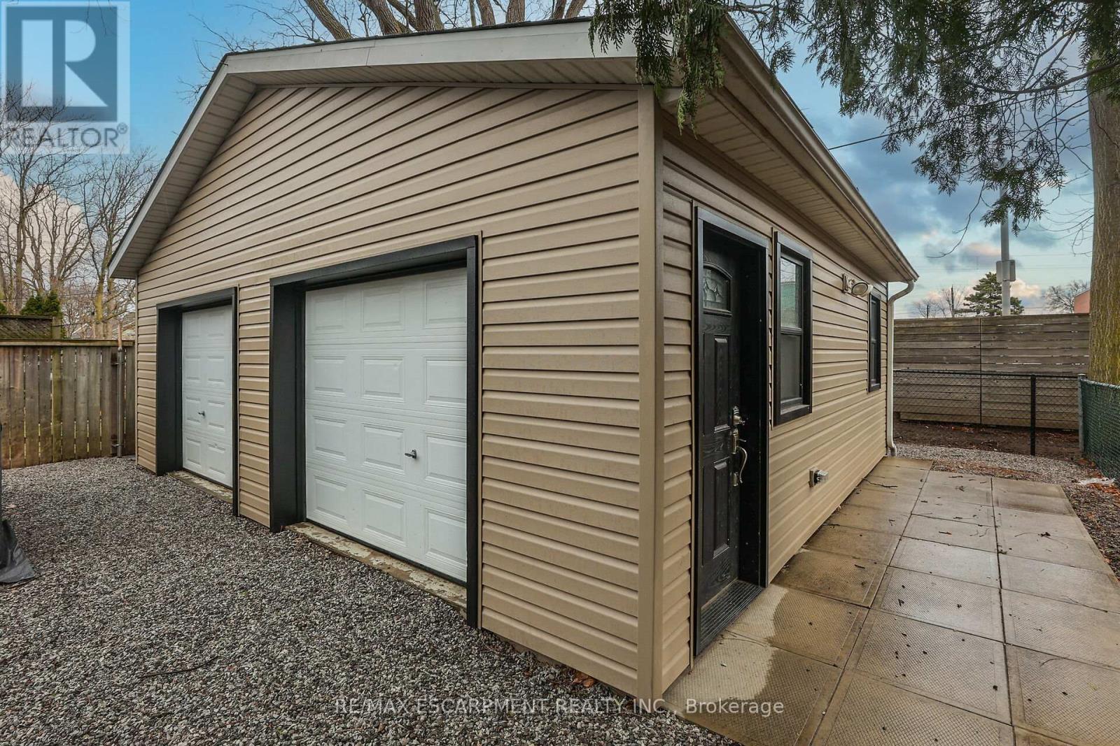 15 Adelaide Street, Grimsby, Ontario  L3M 1X2 - Photo 10 - X12038084
