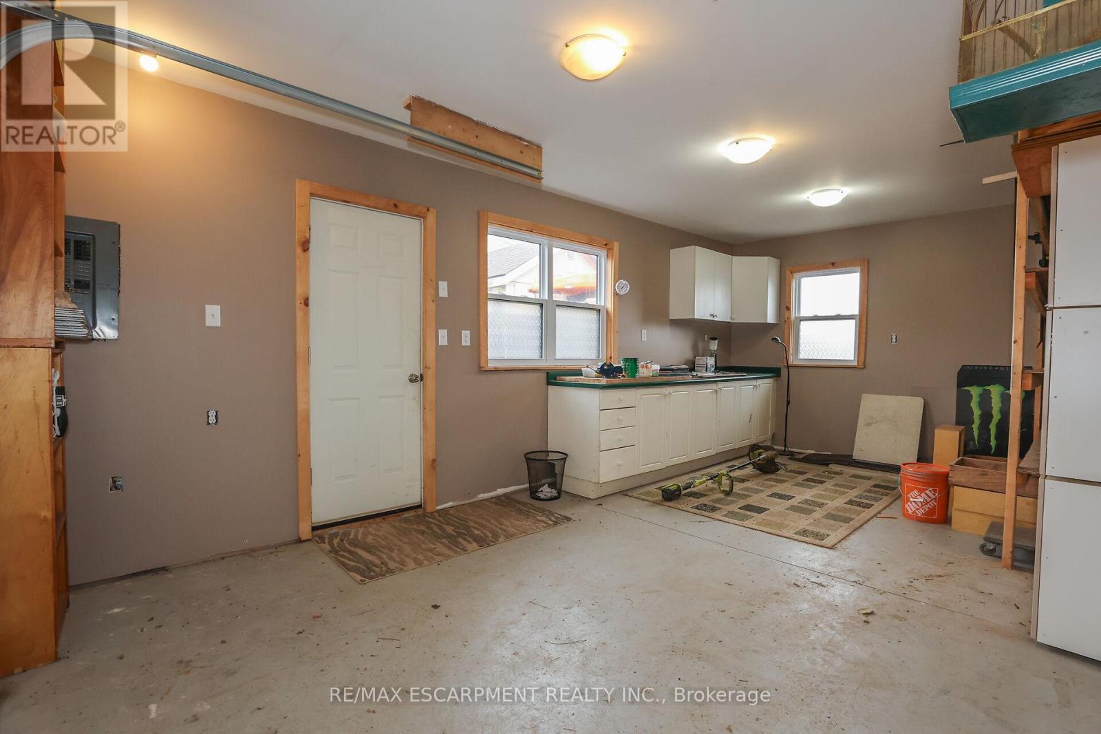 15 Adelaide Street, Grimsby, Ontario  L3M 1X2 - Photo 13 - X12038084