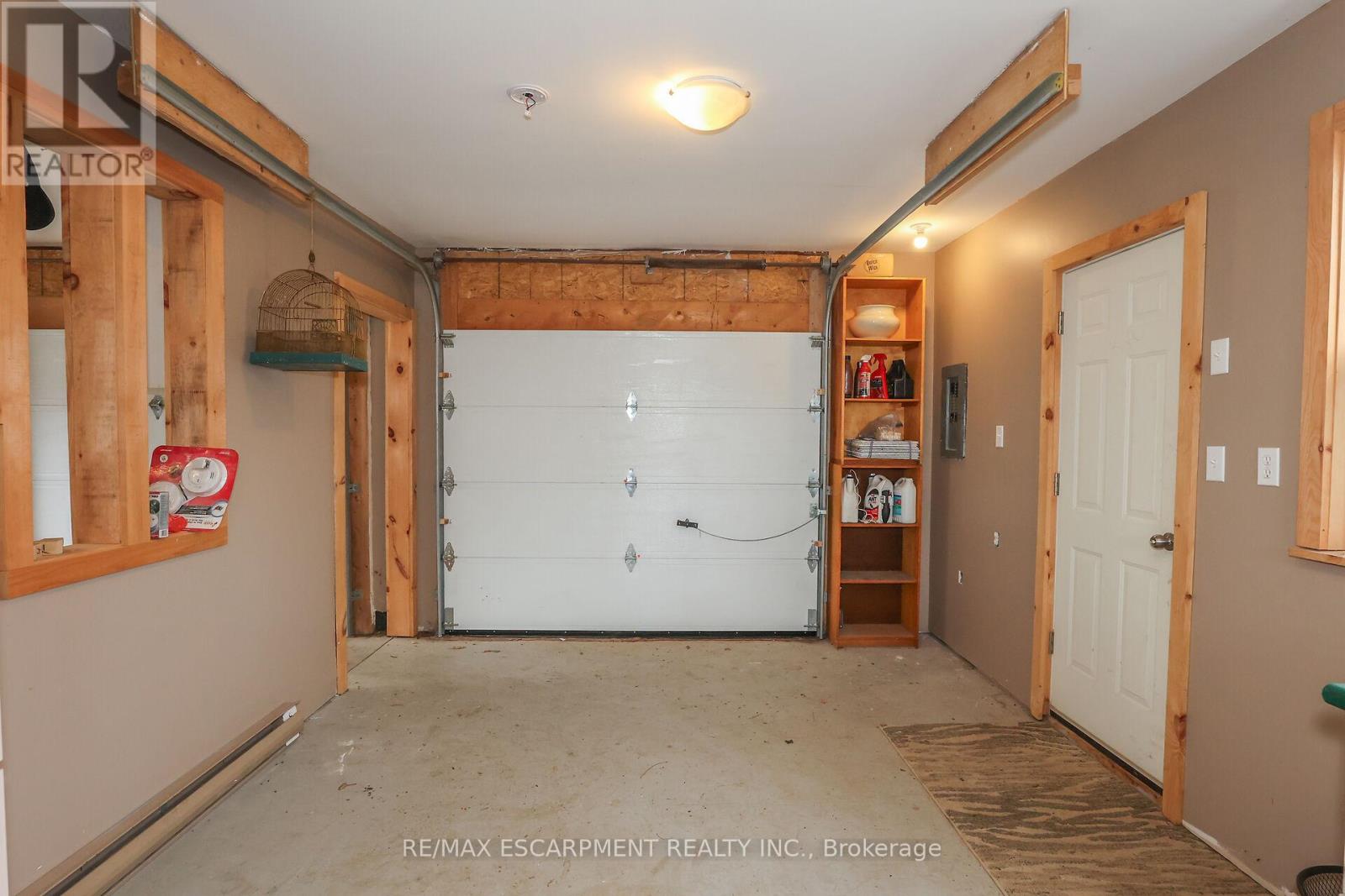 15 Adelaide Street, Grimsby, Ontario  L3M 1X2 - Photo 15 - X12038084