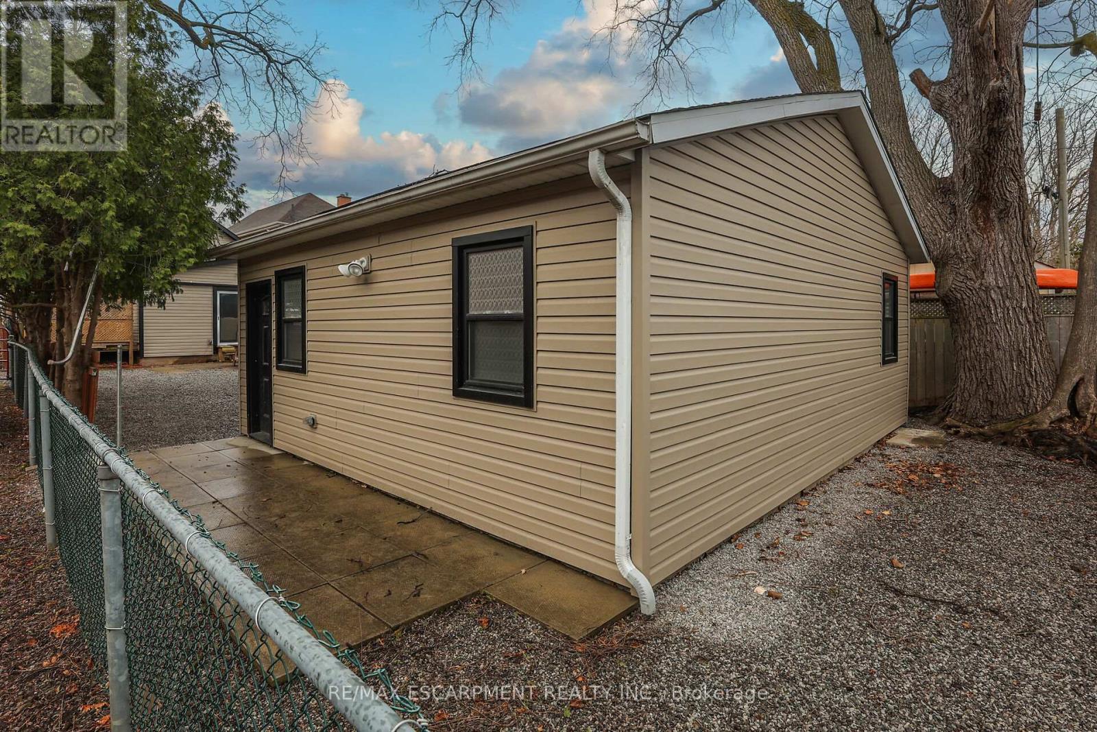 15 Adelaide Street, Grimsby, Ontario  L3M 1X2 - Photo 8 - X12038084