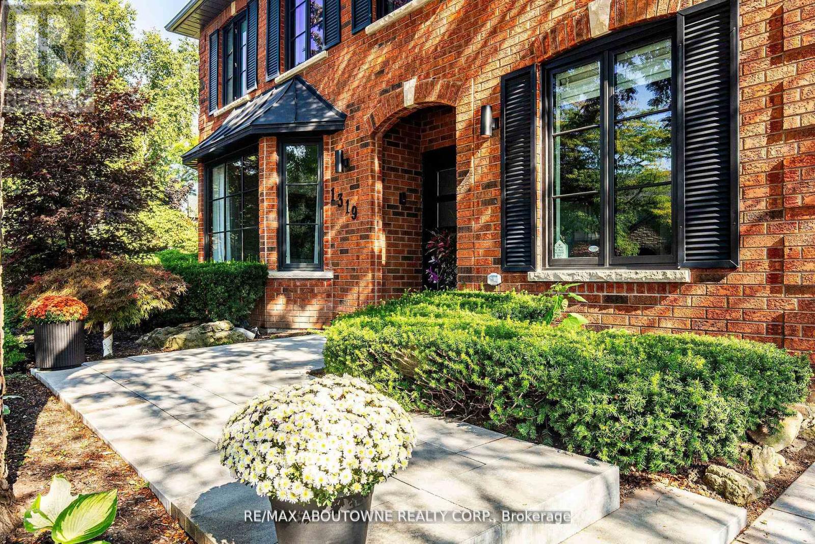 1319 Greeneagle Drive, Oakville, Ontario  L6M 2N1 - Photo 6 - W12038160