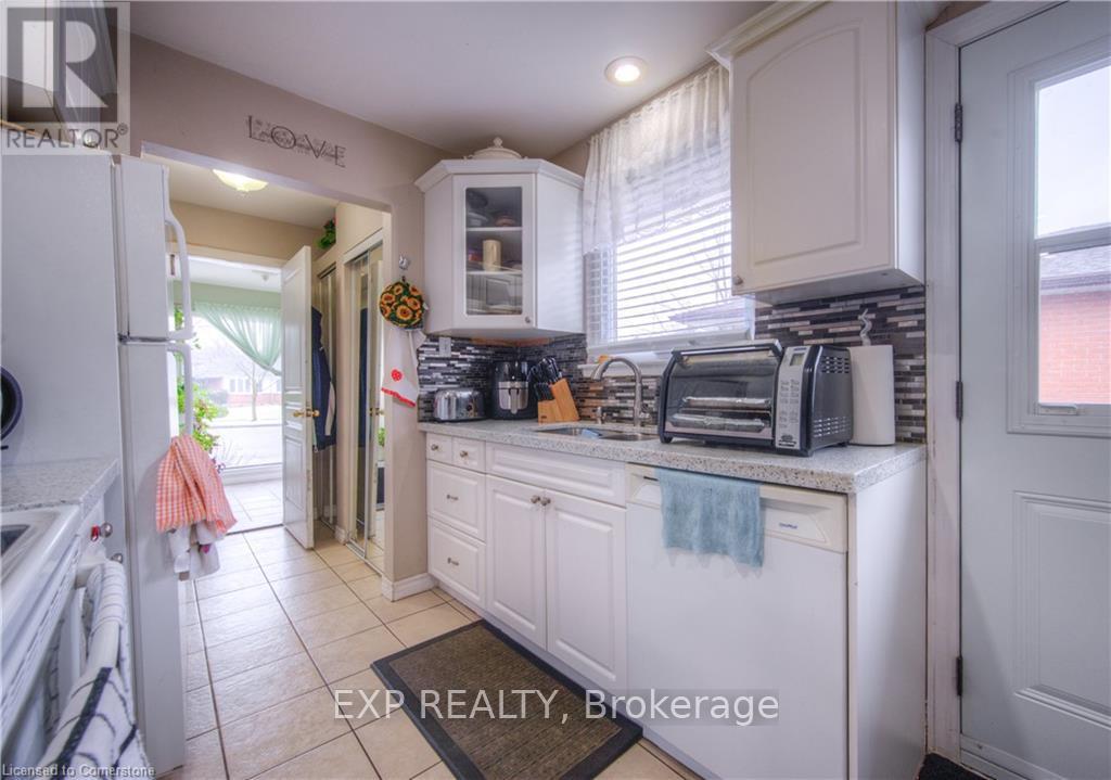 74 Markwood Drive, Kitchener, Ontario  N2M 2H6 - Photo 8 - X12038197