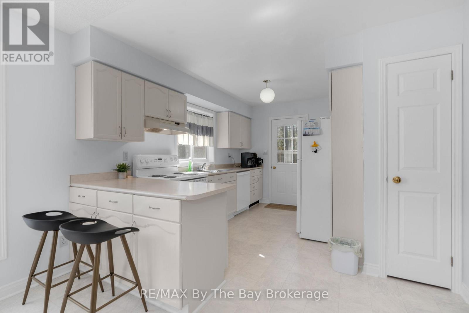 60 Dyer Drive, Wasaga Beach, Ontario  L9Z 1E2 - Photo 10 - S12038247
