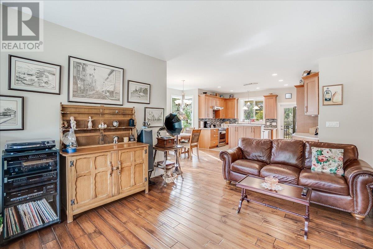 Property at 891 WATERLOO Road image 4