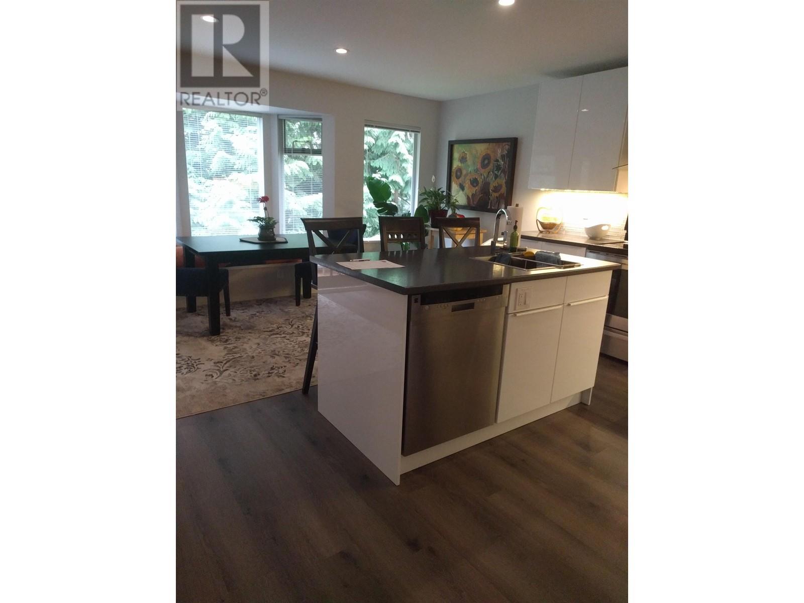 8828 Robin Court, Burnaby, British Columbia  V5A 4K7 - Photo 3 - R2981125
