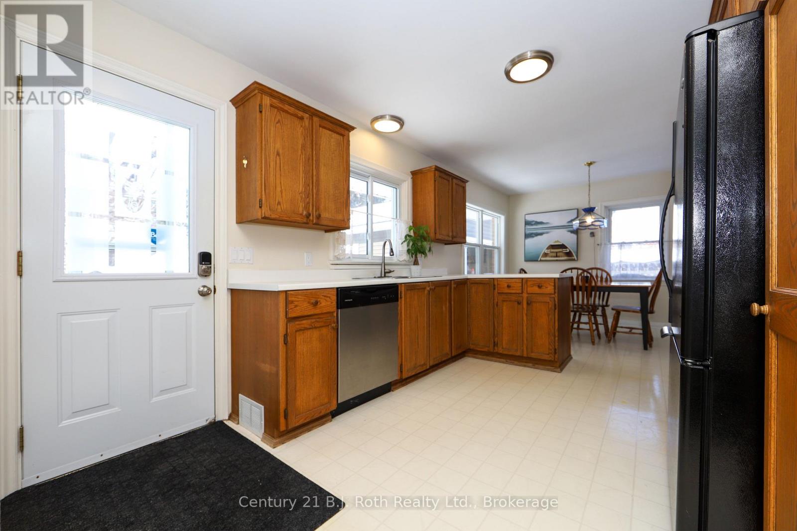 Property at 983 CLARENCE STREET image 4
