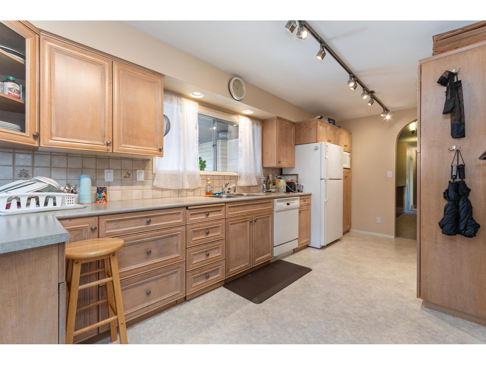 Property at 46681 MACKEN AVENUE image 3